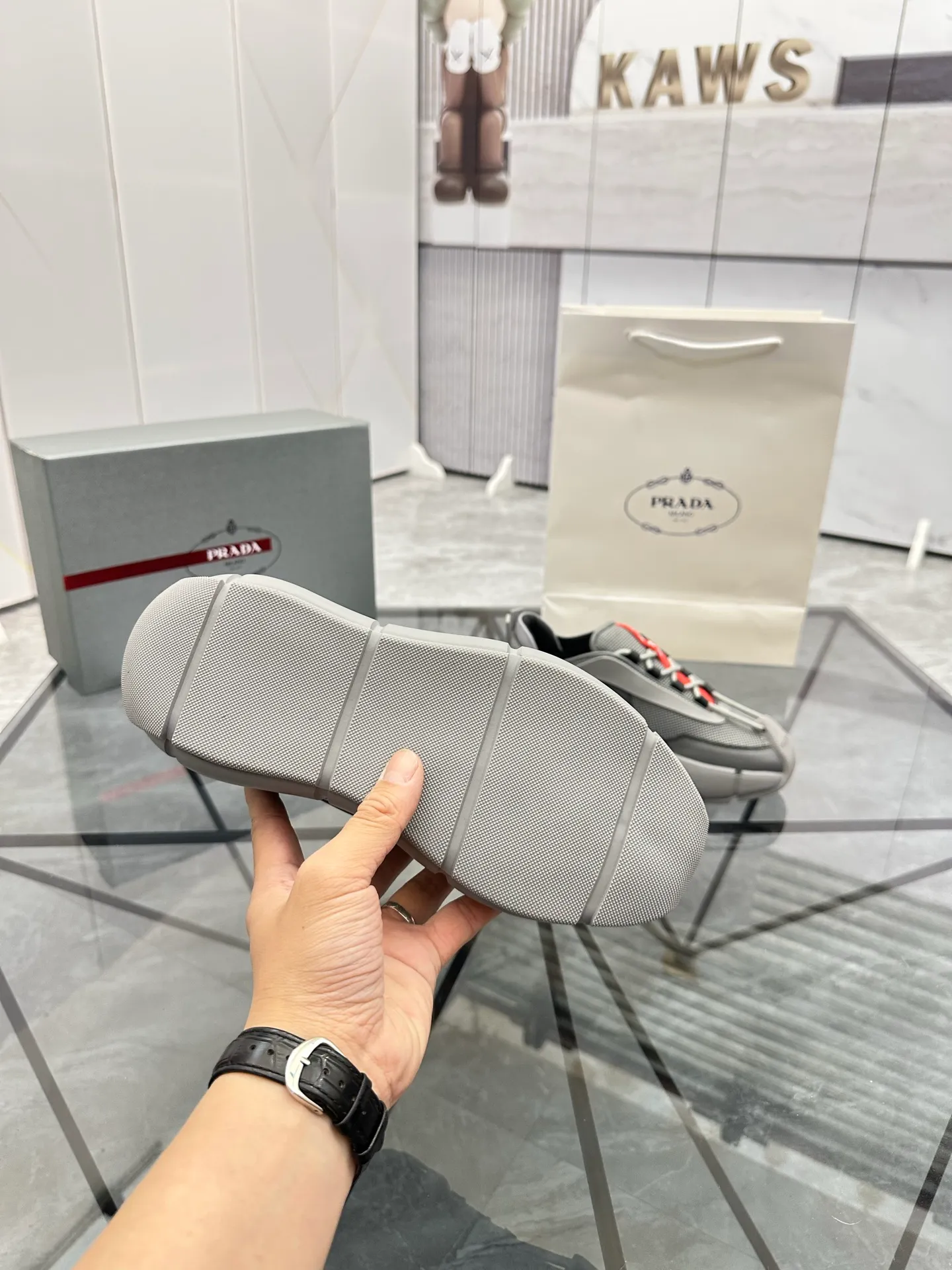 Men's shoes: 💰P500¥ High-end, complete package Product trademark: Prada *"Prada*" low-top casual shoes Regular size: 38-44 (can be customized to 45.46) Couple style Product materials: Upper imported cowhide stitched with original fabric, sheepskin lining, original outsole. Number: 846